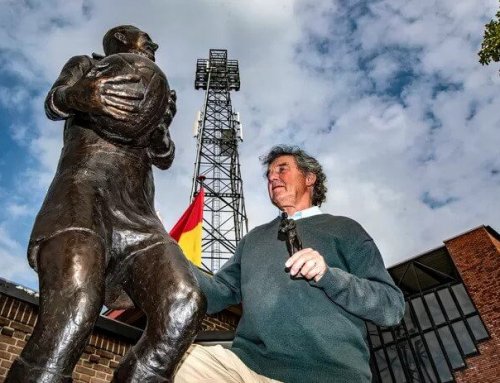 Standbeeld Leo Halle én beeldhouwer Karoly Szekeres, die opnieuw Deventer icoon vereeuwigt, glimmen van trots